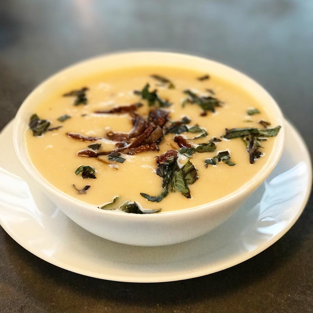 En lun og styrkende suppe laget på Urkraft, blomkål, pastinakk og ...