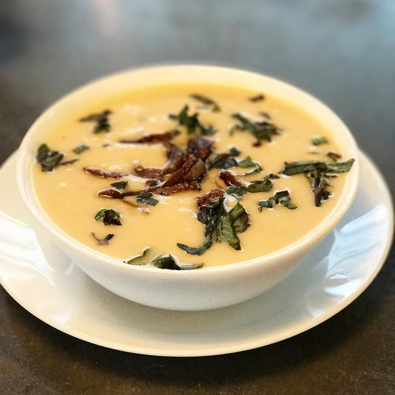 En lun og styrkende suppe laget på Urkraft, blomkål, pastinakk og ...