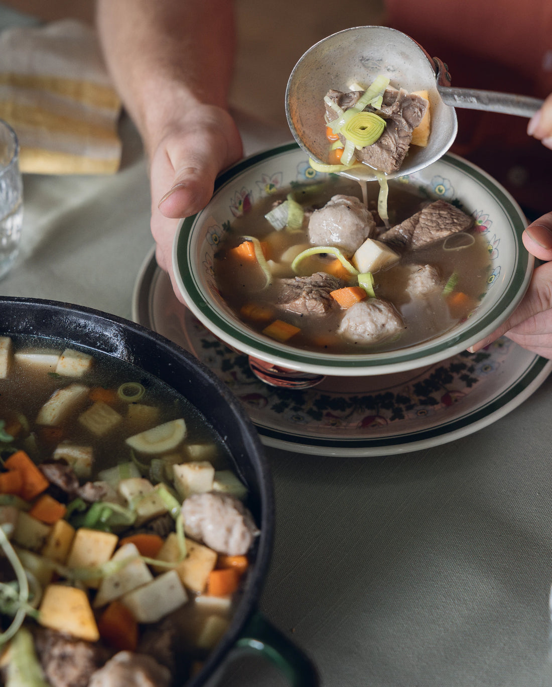 Side 116: Suppe øses opp i en tallerken