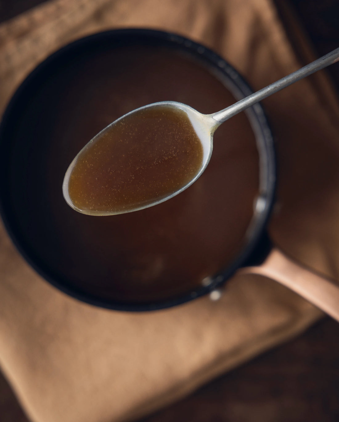 Saus på en skje over en kjele