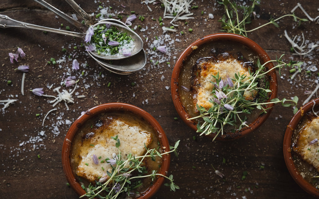 Løksuppe i terrakottaskåler, en oppskrift fra boka KRAFT