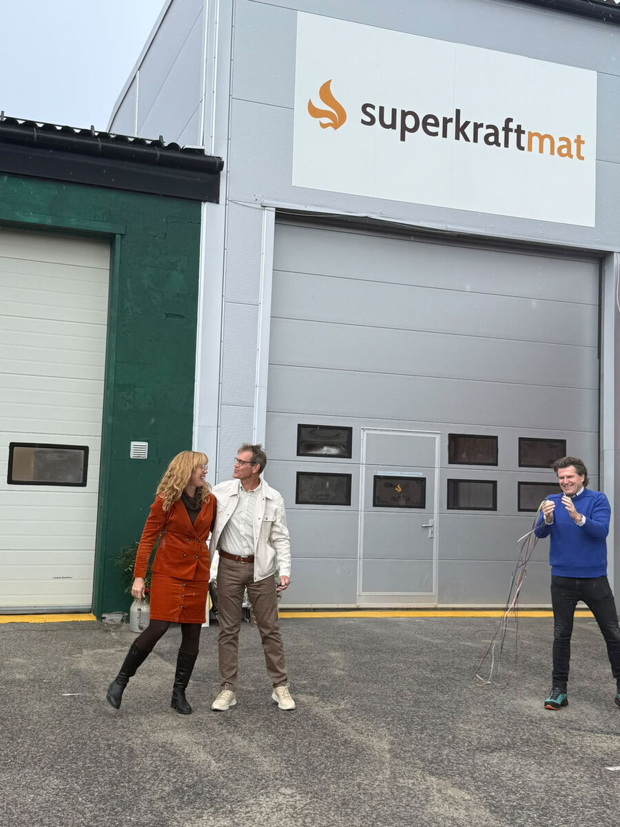 Fabrikken i Moelv med Superkraftmat-skiltet over porten